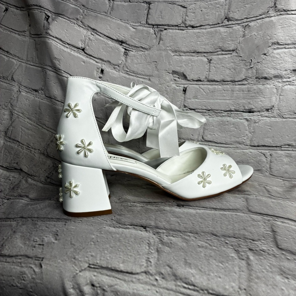 Bridal White Faux Pearl Mod Floral Embellished Block Heel Sandal Shoes Sz 41 GUC
